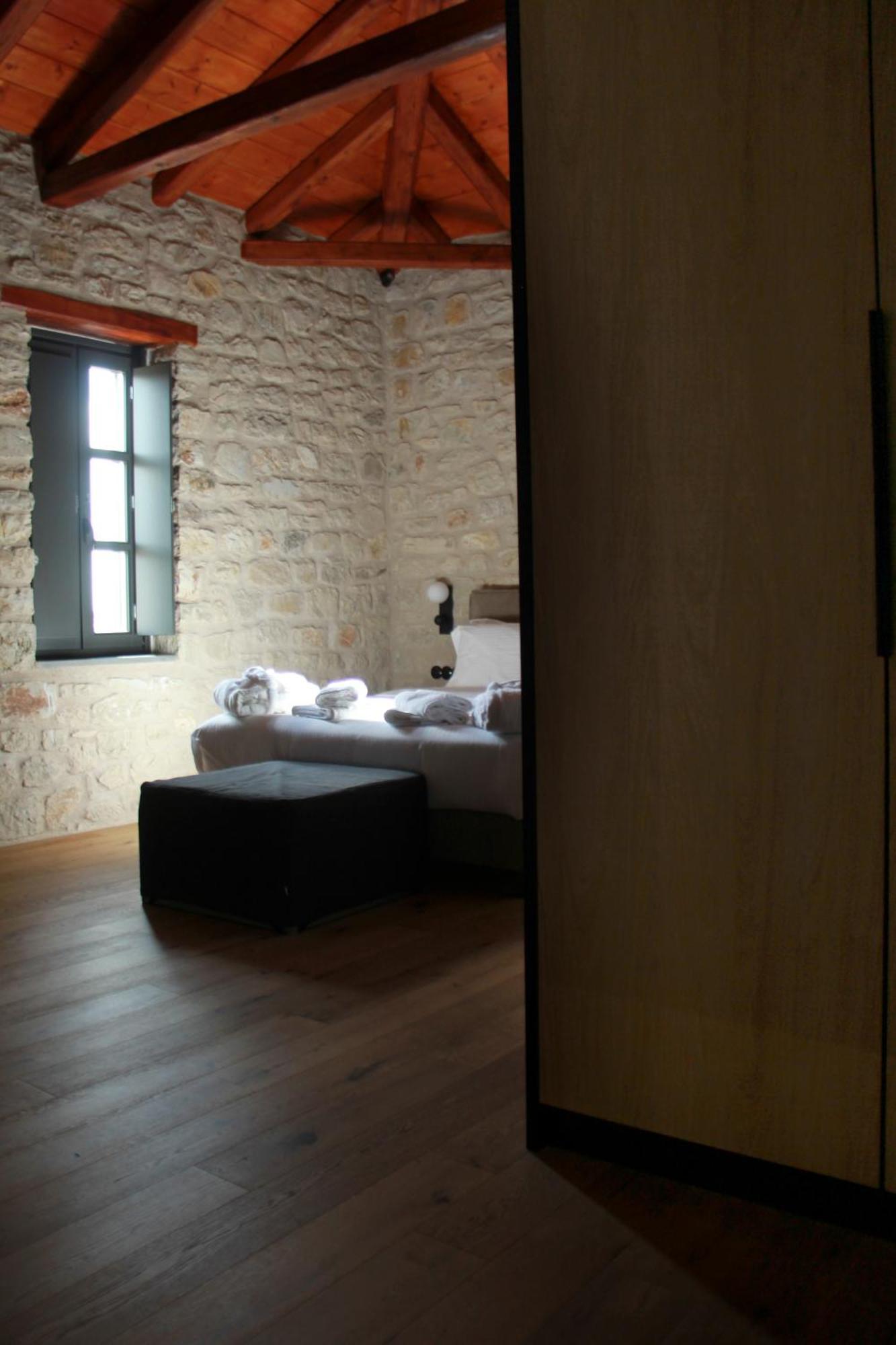 Lithero Suites Стемница Екстериор снимка