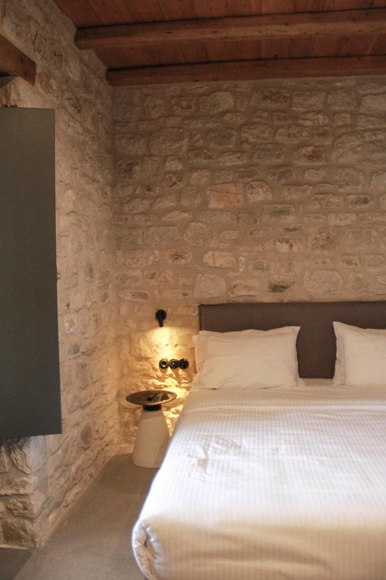 Lithero Suites Стемница Екстериор снимка