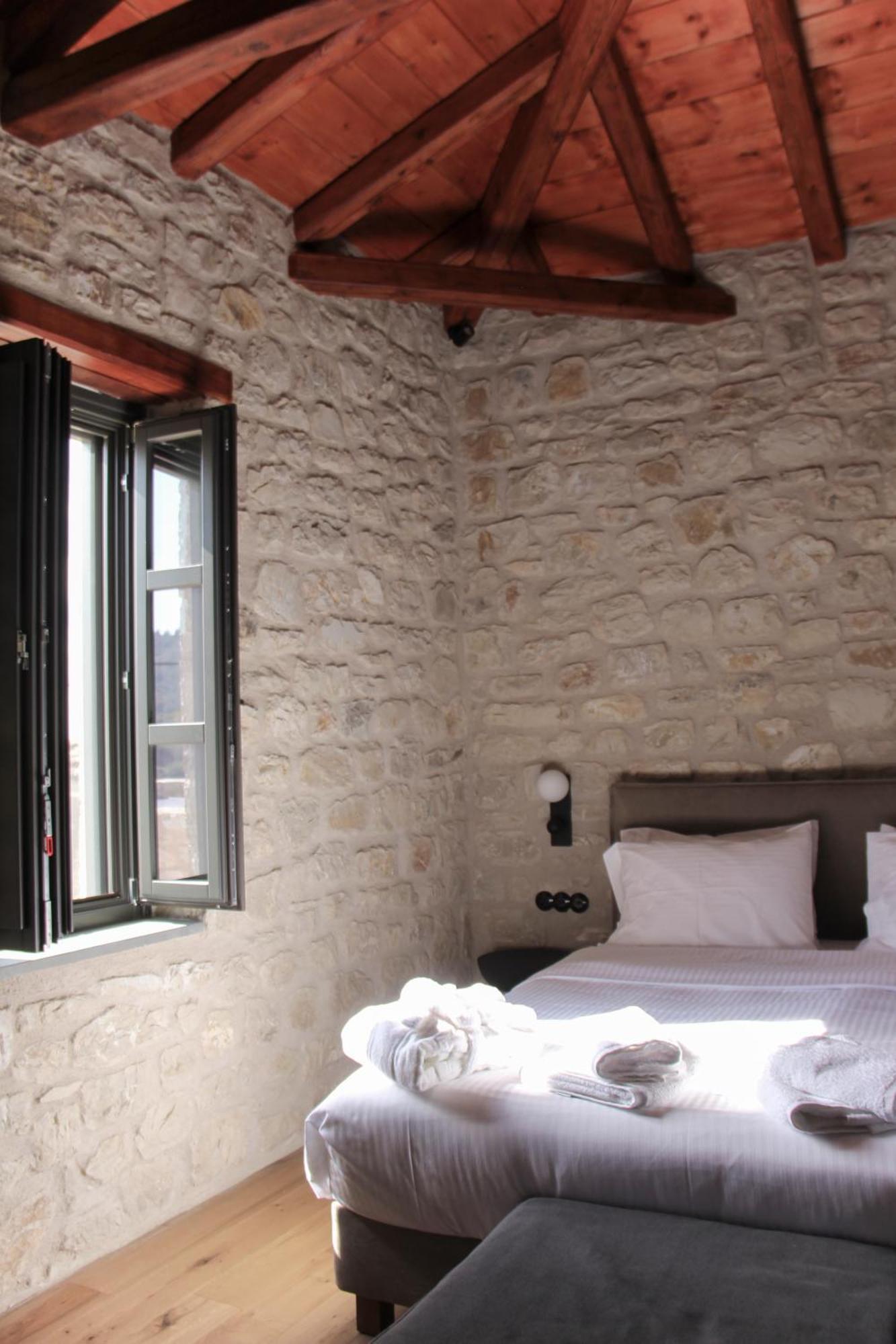 Lithero Suites Стемница Екстериор снимка