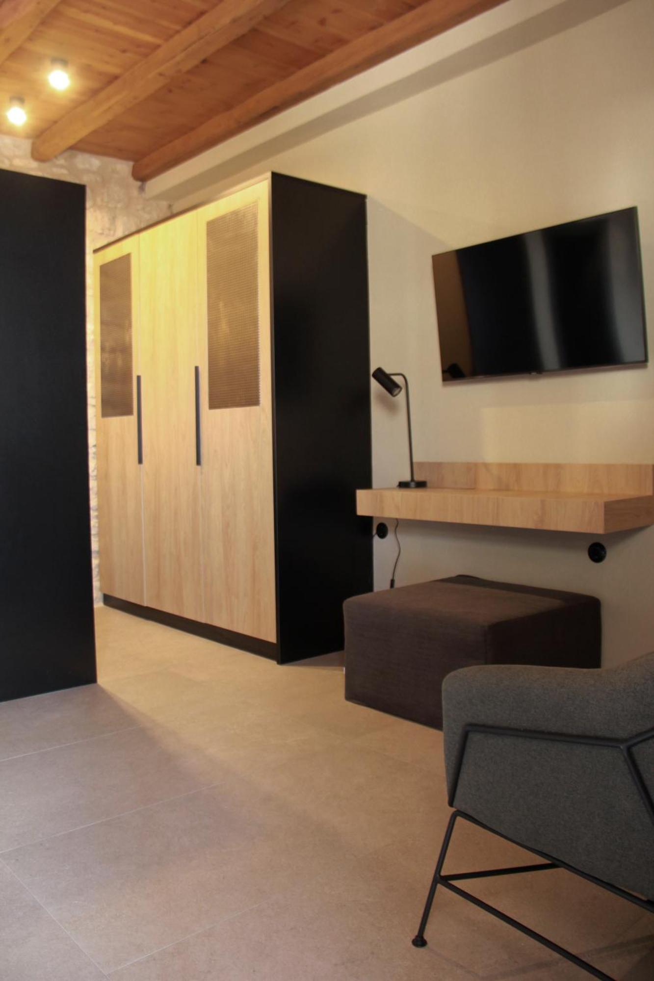 Lithero Suites Стемница Екстериор снимка